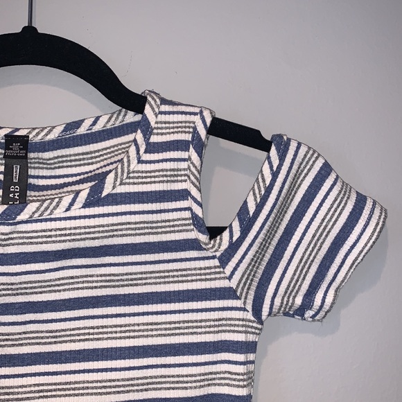 DESIGN LAB LORD & TAYLOR COLD SHOULDER TOP - Picture 3 of 5